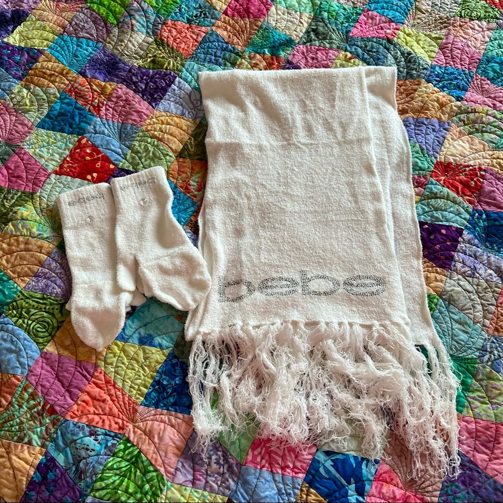 Bebe light cream/white scarf & glove set